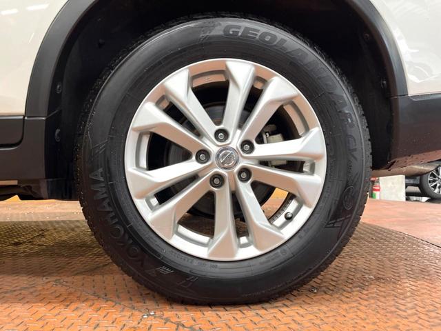 エクストレイル ２０Ｘ　ハイブリッド　エマージェンシーブレーキＰ　メーカーナビ　全周囲カメラ　禁煙車　衝突軽減システム　クルーズコントロール　シートヒーター　ＬＥＤヘッド　純正１７インチＡＷ　フルセグ　Ｂｌｕｅｔｏｏｔｈ再生　ＥＴＣ　オートライト　スマートキー（28枚目）