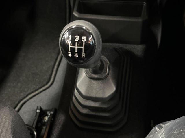 ジムニー ＸＧ　届出済未使用車　４ＷＤ　５ＭＴ　スズキセーフティサポート　車線逸脱警報　コーナーセンサー　オートライト　ダウンヒルアシスト　横滑り防止装置　キーレスキー　盗難防止装置　アイドリングストップ（3枚目）