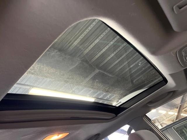 【サンルーフ】開放感たっぷりの希少装備、サンルーフが装着されています！車内に明かりを取り入れたり景色を楽しむ以外にも、車内の空気も簡単に換気できて快適です！
