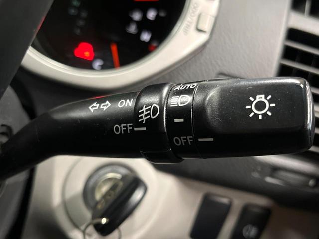 【オートライト】周りの明るさに応じて自動でヘッドライトの点灯・消灯ができる機能です！ライトの付け忘れ・消し忘れなどが無くなり、雨の日や夕方の走行も安心！トンネル通過時も便利ですね♪