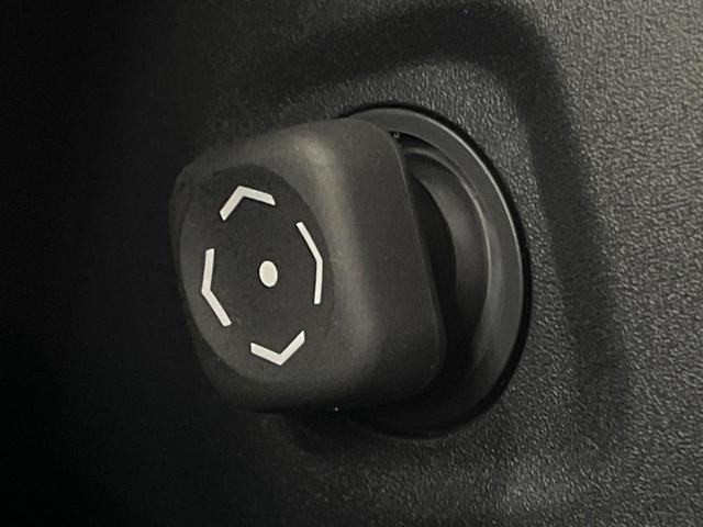 アルファード Ｚ　モデリスタエアロ　ムーンルーフ　後席モニター　１４型ナビ　全周囲カメラ　シグネチャーイルミブレード　両側電動ドア　レーダークルーズ　ブラインドスポットモニター　禁煙車　電動リアゲート　レザーシート（32枚目）