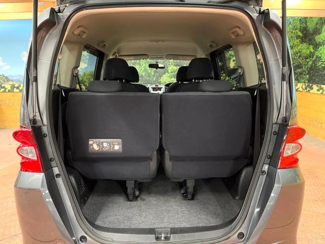 フリード Ｇ　ジャストセレクション　禁煙車　電動スライドドア　ウォークスルー　ＨＩＤヘッド　オートエアコン　ＣＤ　衝突安全ボディ　オートライト　電動格納ミラー（32枚目）