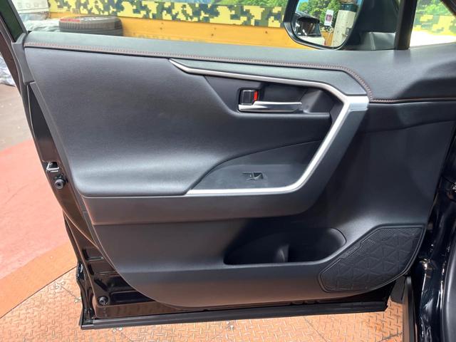 RAV4 ハイブリッドアドベンチャー パノラマルーフ 10型ナビ 全周囲カメラ デジタルインナーミラー パワーバックドア 禁煙車 ブラインドスポットモニター シートベンチレーション ステアリングヒーター 純正19インチアルミ パワーシート(57枚目)