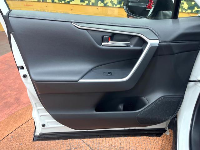 ＲＡＶ４ Ｇ　Ｚパッケージ　モデリスタエアロ　パノラマルーフ　デジタルインナーミラー　９型ナビ　禁煙　バックカメラ　パワーバックドア　ブラインドスポットモニター　セーフティセンス　コーナーセンサー　フルセグＴＶ　純正１９アルミ（25枚目）