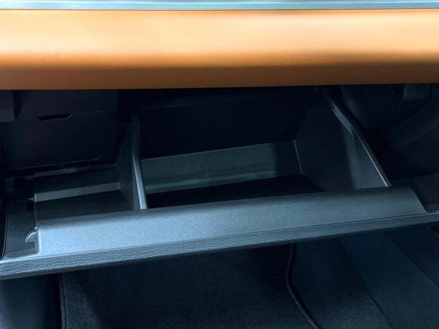 アウトランダーＰＨＥＶ Ｐ　サンルーフ　９型ナビ　全周囲カメラ　ＢＯＳＥ　レーダークルーズ　ブラインドスポットモニター　禁煙車　電動リアゲート　シートヒーター　パワーシート　コーナーセンサー　ＬＥＤヘッド　ＥＴＣ　レーンアシスト（21枚目）