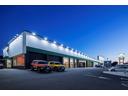 ズラッと並んだ展示車と大きな「SUVLAND」の看板が目印です!
