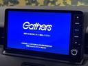 【純正９型ナビ】人気の純正ナビを装備。オーディオ機能も充実しており、Ｂｌｕｅｔｏｏｔｈ接続すればお持ちのスマホやＭＰ３プレイヤーの音楽を再生可能！毎日の運転がさらに楽しくなります！！