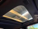 【サンルーフ】開放感たっぷりの希少装備、サンルーフが装着されています!車内に明かりを取り入れたり景色を楽しむ以外にも、車内の空気も簡単に換気できて快適です!