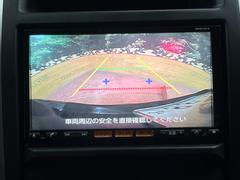 【バックカメラ】駐車時に後方がリアルタイム映像で確認できます。大型商業施設や立体駐車場での駐車時や、夜間のバック時に大活躍！運転スキルに関わらず、今や必須となった装備のひとつです！ 4