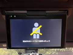 【フリップダウンモニター】大画面モニターで後席でもエンタメをお楽しみいただけます。小さなお子様にも大人気の装備です♪ 4