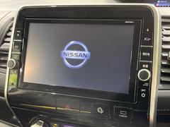 【純正９型ナビ】人気の純正ナビを装備。オーディオ機能も充実しており、Ｂｌｕｅｔｏｏｔｈ接続すればお持ちのスマホやＭＰ３プレイヤーの音楽を再生可能！毎日の運転がさらに楽しくなります！！ 3