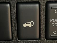 【パワーバックドア】スマートキーや運転席のボタンを押すだけでリアゲートが自動で開閉します！荷物を持っている時や、高い位置にあるバックドアを閉める際に便利な機能です♪ 7