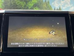 【純正ナビ】人気の純正ナビを装備しております。ナビの使いやすさはもちろん、オーディオ機能も充実！キャンプや旅行はもちろん、通勤や買い物など普段のドライブも楽しくなるはず♪ 3