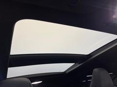 【調光パノラマルーフ】車内の解放感が一気に上がる大型パノラマルーフに調光機能がプラス！日差しが強い時、シェードを閉めなくてもガラスの透明度を調整することで心地よい明るさに♪ 6