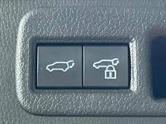 【パワーバックドア】スマートキーや運転席のボタンを押すだけでリアゲートが自動で開閉します！荷物を持っている時や、高い位置にあるバックドアを閉める際に便利な機能です♪ 6