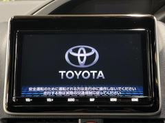 【メーカー純正ナビ】インテリアに溶け込むスタイリッシュな「専用設計」メーカーナビを装備♪視認性や操作性など基本性能にも優れ、より上質なカーライフをお楽しみいただけます。 3