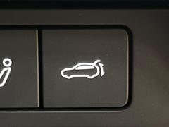 【パワーバックドア】スマートキーや運転席のボタンを押すだけでリアゲートが自動で開閉します！荷物を持っている時や、高い位置にあるバックドアを閉める際に便利な機能です♪ 6