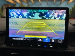 【バックカメラ】駐車時に後方がリアルタイム映像で確認できます。大型商業施設や立体駐車場での駐車時や、夜間のバック時に大活躍！運転スキルに関わらず、今や必須となった装備のひとつです！ 4