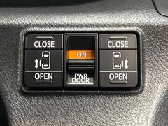 【両側パワースライドドア】スマートキーや運転席のスイッチで後席両側スライドドアの開閉が可能♪電動だから力を入れてドアを開ける必要が無く、小さなお子様でも簡単に開け閉めでき快適です♪ 5