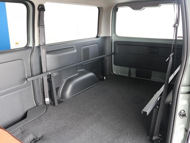 ハイエースバン ロングスーパーＧＬ　Ｒｅ　Ｃｌａｓｓｉｃ　アルパインＢＩＧ－Ｘ　ＥＴＣ２．０　１２．８型フリップダウンモニター　ＧＹナスカータイヤ　ＮＣ１・１６インチＡＷ　インテリアパネル　ベッドキット　シートカバー　ＬＥＤテールランプ（12枚目）