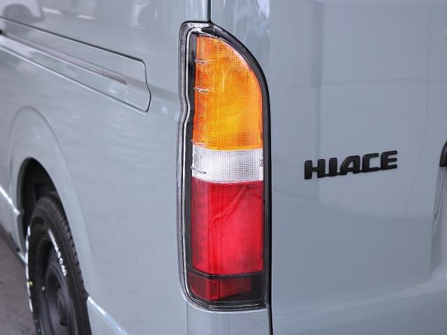 ハイエースバン ロングスーパーＧＬ　Ｒｅ　Ｃｌａｓｓｉｃ　アルパインＢＩＧ－Ｘ　ＥＴＣ２．０　１２．８型フリップダウンモニター　ＧＹナスカータイヤ　ＮＣ１・１６インチＡＷ　インテリアパネル　ベッドキット　シートカバー　ＬＥＤテールランプ（16枚目）