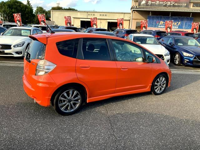 フィット RS 自社ユーザー買取車/6速MT/HIDヘッド/Fフォグランプ/16インチAW/シートヒーター/純正ナビ/ワンセグTV/DVD/ビルトインETC/バックカメラ/前後ドラレコ(3枚目)