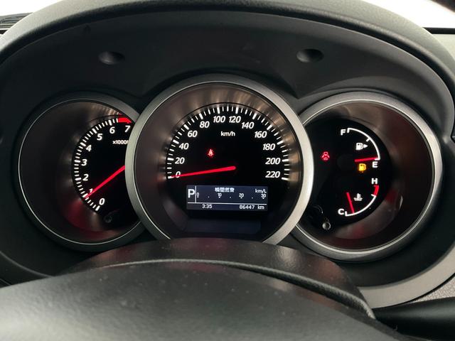 エスクード クロスアドベンチャー　４ＷＤ　ＥＴＣ　オートクルーズコントロール　サンルーフ　オートライト　ＨＩＤ　アルミホイール　スマートキー　電動格納ミラー　シートヒーター　ＡＴ　盗難防止システム　衝突安全ボディ　ＣＤ　ＵＳＢ　ＡＢＳ（12枚目）