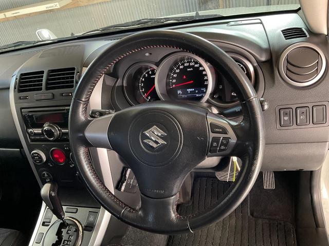 エスクード クロスアドベンチャー　４ＷＤ　ＥＴＣ　オートクルーズコントロール　サンルーフ　オートライト　ＨＩＤ　アルミホイール　スマートキー　電動格納ミラー　シートヒーター　ＡＴ　盗難防止システム　衝突安全ボディ　ＣＤ　ＵＳＢ　ＡＢＳ（14枚目）