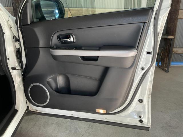 エスクード クロスアドベンチャー　４ＷＤ　ＥＴＣ　オートクルーズコントロール　サンルーフ　オートライト　ＨＩＤ　アルミホイール　スマートキー　電動格納ミラー　シートヒーター　ＡＴ　盗難防止システム　衝突安全ボディ　ＣＤ　ＵＳＢ　ＡＢＳ（29枚目）