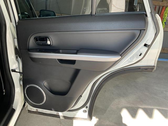 エスクード クロスアドベンチャー　４ＷＤ　ＥＴＣ　オートクルーズコントロール　サンルーフ　オートライト　ＨＩＤ　アルミホイール　スマートキー　電動格納ミラー　シートヒーター　ＡＴ　盗難防止システム　衝突安全ボディ　ＣＤ　ＵＳＢ　ＡＢＳ（33枚目）