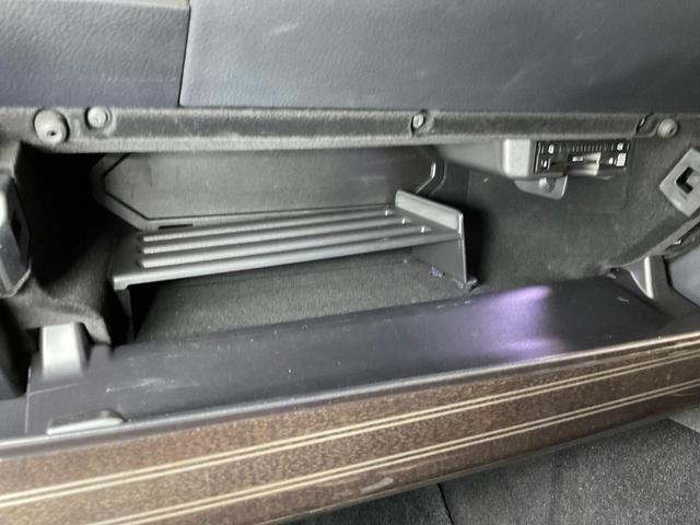 ＩＳ ＩＳ３００ｈ　バージョンＬ　セーフティシステムプラス（プリクラッシュ／車線逸脱警報／ＡＴハイビーム／クルコン）／フルＬＥＤヘッド／本革シート／シートヒーター／Ｐシート／電動サンシェード／メーカーＳＤナビ／ＥＴＣ２．０（28枚目）