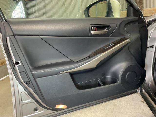 ＩＳ ＩＳ３００ｈ　バージョンＬ　セーフティシステムプラス（プリクラッシュ／車線逸脱警報／ＡＴハイビーム／クルコン）／フルＬＥＤヘッド／本革シート／シートヒーター／Ｐシート／電動サンシェード／メーカーＳＤナビ／ＥＴＣ２．０（44枚目）