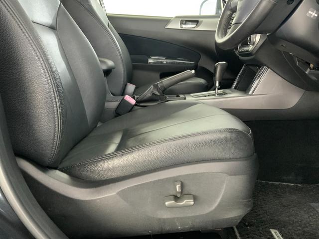 フォレスター ２．０ＸＳ　プレミアムセレクション　ワンオーナー／４ＷＤ／サンルーフ／革シート／パワーシート／シートヒーター／ルーフレール／ＨＩＤヘッド・Ｆフォグランプ／クルコン／１７インチＡＷ／スマートキー・プッシュスタート／純正ＨＤＤナビ／ＥＴＣ（61枚目）