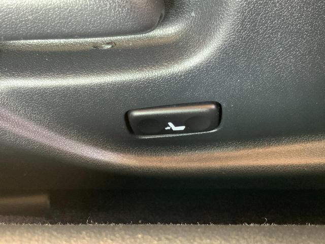 ＩＳ ＩＳ２５０Ｃ　バージョンＬ　白革／プリクラッシュセーフティセット（衝突軽減／レーダークルコン）／純正ＨＤＤナビ／Ｂカメラ／ＥＴＣ／ＨＩＤヘッドランプ／オートライト／フォグランプ／純正１７インチＡＷ／前席シートヒーター・Ｐシート（36枚目）