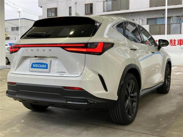 NX 4WD NX250バージョンL サンルーフ/保証書/純正 SDナビ/デジタルインナーミラー/プリクラッシュセーフティ/シートヒーター/パノラミックビューモニター/車線逸脱防止支援システム/シート フルレザー/電動バックドア 革シート(3枚目)