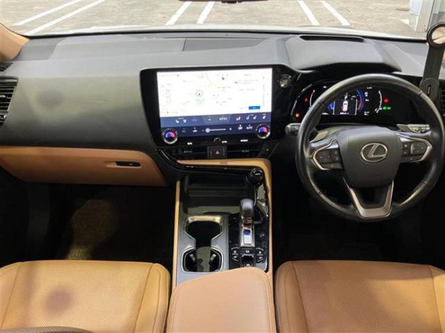 NX 4WD NX250バージョンL サンルーフ/保証書/純正 SDナビ/デジタルインナーミラー/プリクラッシュセーフティ/シートヒーター/パノラミックビューモニター/車線逸脱防止支援システム/シート フルレザー/電動バックドア 革シート(4枚目)