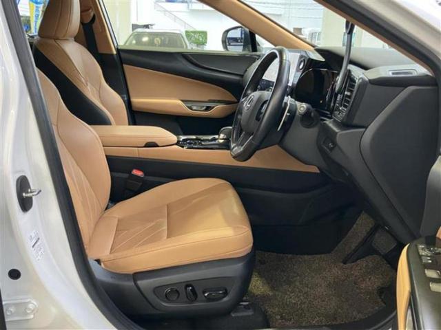 NX 4WD NX250バージョンL サンルーフ/保証書/純正 SDナビ/デジタルインナーミラー/プリクラッシュセーフティ/シートヒーター/パノラミックビューモニター/車線逸脱防止支援システム/シート フルレザー/電動バックドア 革シート(5枚目)