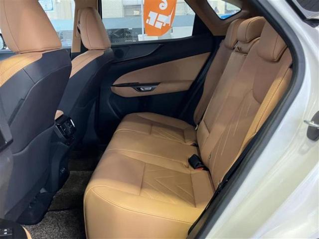 NX 4WD NX250バージョンL サンルーフ/保証書/純正 SDナビ/デジタルインナーミラー/プリクラッシュセーフティ/シートヒーター/パノラミックビューモニター/車線逸脱防止支援システム/シート フルレザー/電動バックドア 革シート(7枚目)