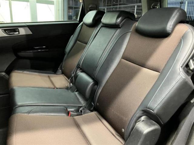 エクシーガクロスオーバー７ ４ＷＤモダンスタイル　保証書／社外　ＳＤナビ／衝突安全装置／シートヒーター／車線逸脱防止支援システム／シート　ハーフレザー／ヘッドランプ　ＨＩＤ／Ｂｌｕｅｔｏｏｔｈ接続／ＥＴＣ／ＥＢＤ付ＡＢＳ／横滑り防止装置　バックカメラ（7枚目）