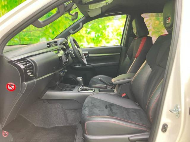 ハイラックス ４ＷＤ　Ｚ　ＧＲスポーツ　保証書／ディスプレイオーディオ＋ナビ／衝突安全装置／全方位モニター／車線逸脱防止支援システム／シート　ハーフレザー／ヘッドランプ　ＬＥＤ／Ｂｌｕｅｔｏｏｔｈ接続／ＥＴＣ／ＥＢＤ付ＡＢＳ　全周囲カメラ（6枚目）
