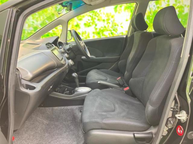 フィット １３Ｇ・スマートセレクション　新品タイヤ／社外　ＳＤナビ／ＥＢＤ付ＡＢＳ／エアバッグ　運転席／エアバッグ　助手席／パワーウインドウ／キーレスエントリー／パワーステアリング／盗難防止システム／マニュアルエアコン　盗難防止装置（6枚目）