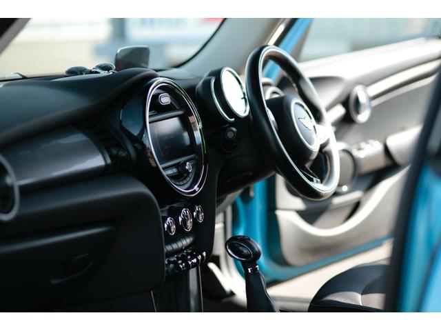 ＭＩＮＩ クーパーＤ　ツートンルーフ　純正１７インチ　ヘッドアップディスプレイ　Ｂｌｕｅｔｏｏｔｈナビ　スマートキー２個　アイドリングストップ　プッシュスタート（13枚目）