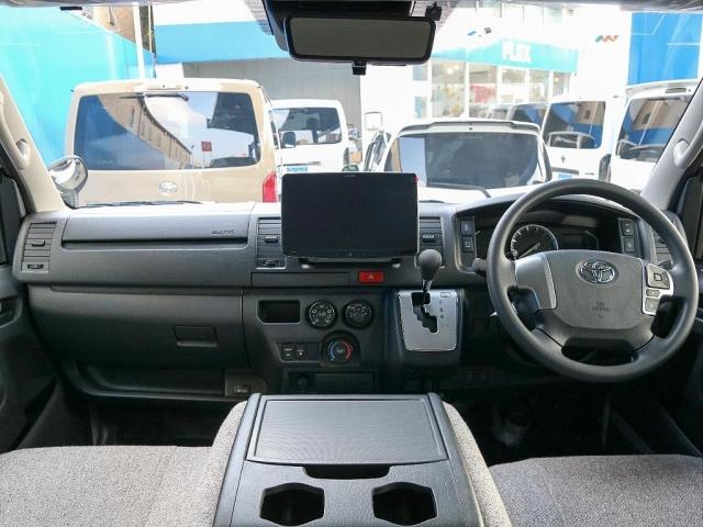 ハイエースバン ロングDX 8ナンバーキャンピングカー Wood Village サブバッテリー インバーター 外部充電 シンク コンロ ベッドキット ダウンライト アルパインBIG-X11ナビ ブラックエディション カスタム(2枚目)