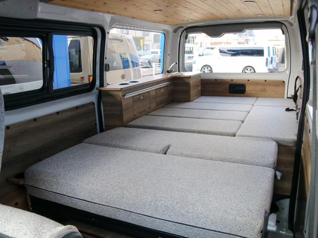 ハイエースバン ロングDX 8ナンバーキャンピングカー Wood Village サブバッテリー インバーター 外部充電 シンク コンロ ベッドキット ダウンライト アルパインBIG-X11ナビ ブラックエディション カスタム(26枚目)