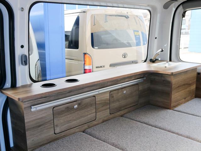 ハイエースバン ロングDX 8ナンバーキャンピングカー Wood Village サブバッテリー インバーター 外部充電 シンク コンロ ベッドキット ダウンライト アルパインBIG-X11ナビ ブラックエディション カスタム(30枚目)