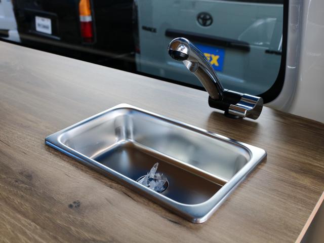 ハイエースバン ロングDX 8ナンバーキャンピングカー Wood Village サブバッテリー インバーター 外部充電 シンク コンロ ベッドキット ダウンライト アルパインBIG-X11ナビ ブラックエディション カスタム(33枚目)