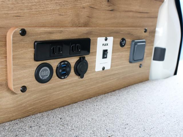ハイエースバン ロングDX 8ナンバーキャンピングカー Wood Village サブバッテリー インバーター 外部充電 シンク コンロ ベッドキット ダウンライト アルパインBIG-X11ナビ ブラックエディション カスタム(37枚目)