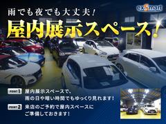 大きな屋根付きの店舗です！雨の日でも濡れることなく、夜でも明るく、ゆっくりお車をご覧いただくことができます！ 2