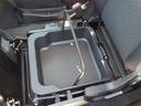 助手席シートの下には取り外し可能な収納がございます!