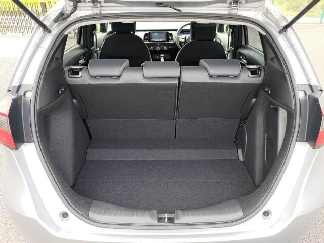 フィット ｅ：ＨＥＶベーシック　ＭナビＢカメラＥＴＣオートＡＣクルコン衝突軽減Ｂキーフリ（25枚目）